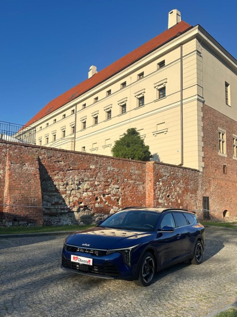Niebieska Kia K4 Sportswagon Hybrid podczas testu redakcji Obcasy.pl w Sandomierzu