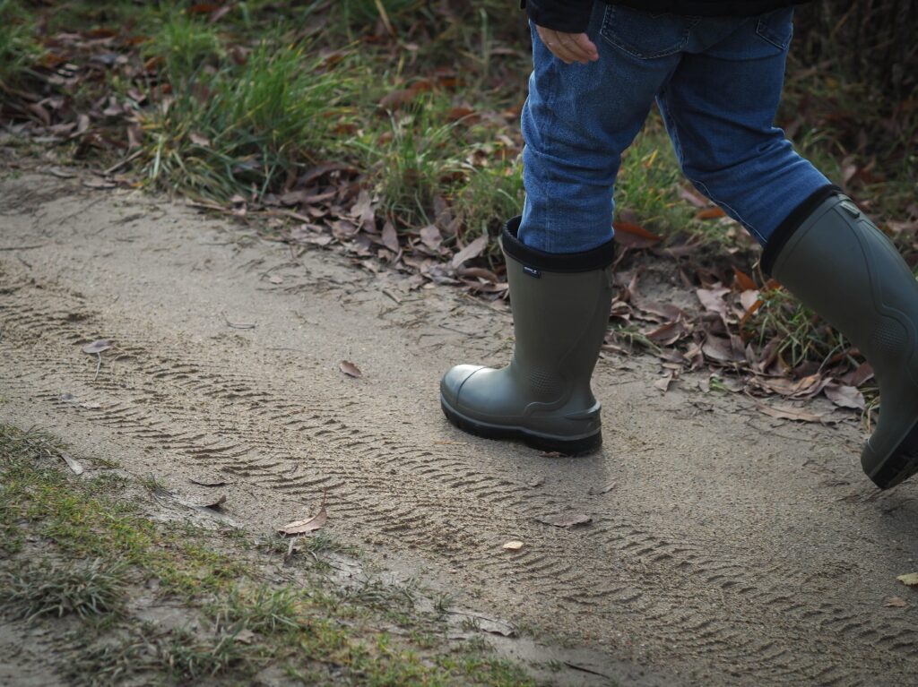 Sezon na grzyby w sklepie outdoorowym – jak zaplanować ofertę kaloszy dla klientów?
