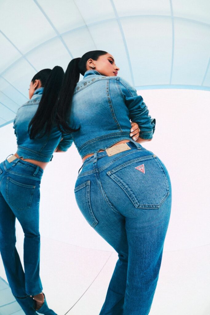 GUESS B Jean z Becky G. Jeansy z niskim stanem w nowej odsłonie