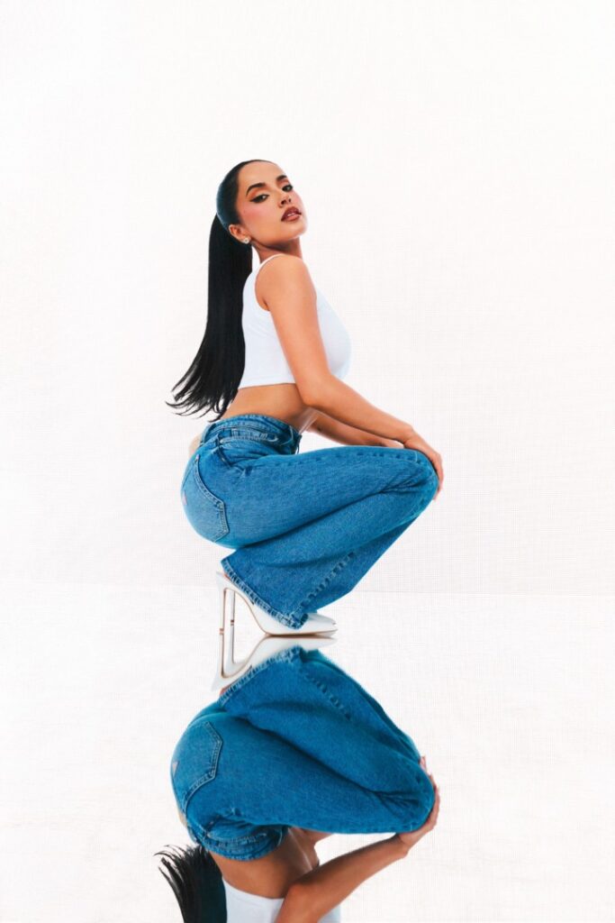 GUESS B Jean z Becky G. Jeansy z niskim stanem w nowej odsłonie